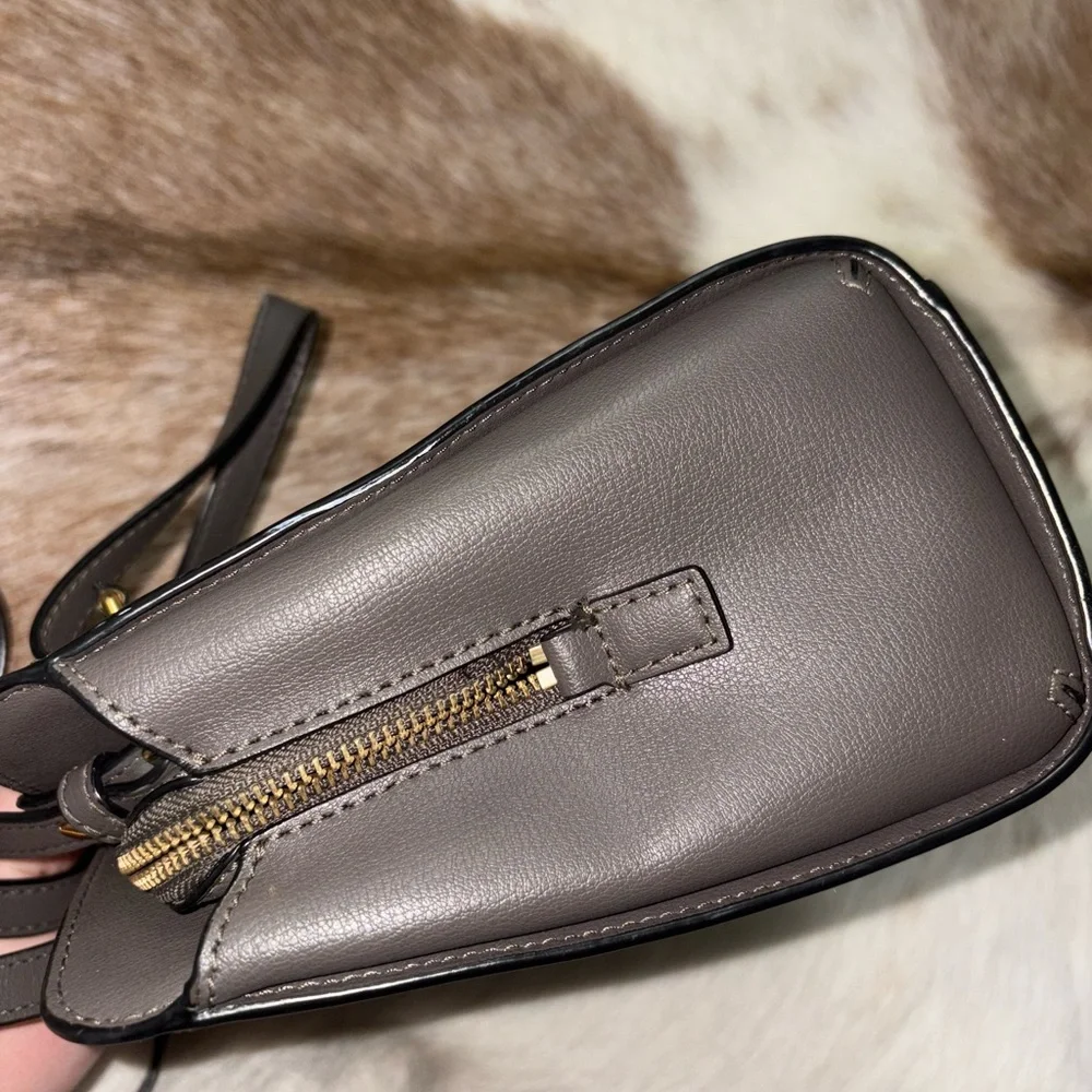 Marc Jacobs Elegant Taupe Handbag - Picture 8 of 9